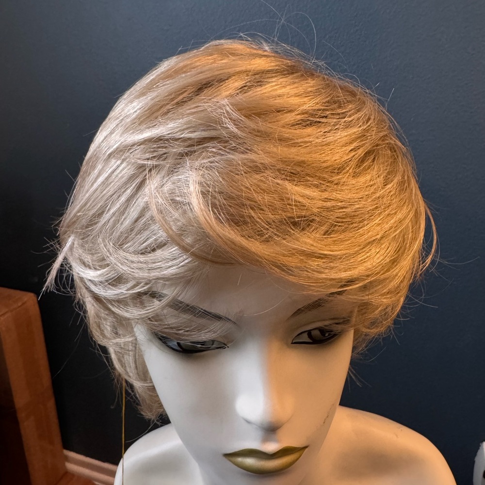 Elegant Light Blonde Women's Wig